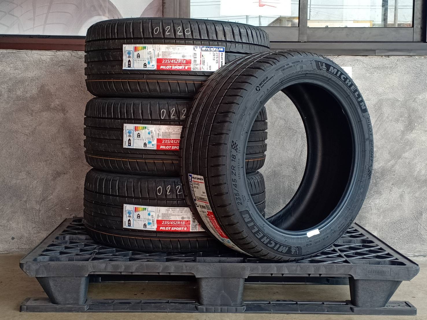 MICHELIN 235/45ZR18 PILOT SPORT 4STต้องการส่วนลดราคาพิเศษ กรุณาสอบถาม