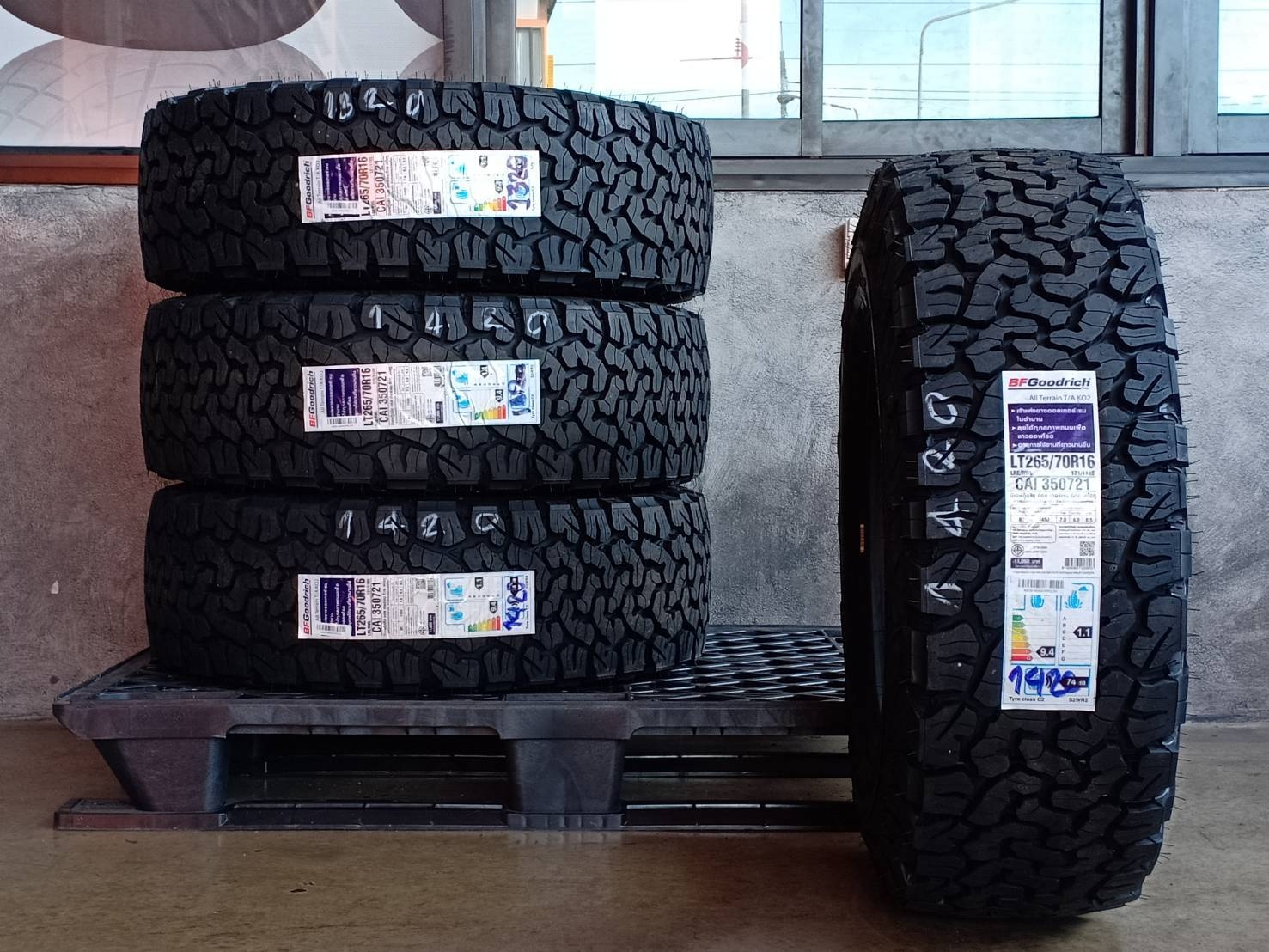 BF-GOODRICH 265/70R16 ALL TERRAIN T/A KO2 121/118S 10PR (ตัวหนังสือขาว) MADE IN THAILAND