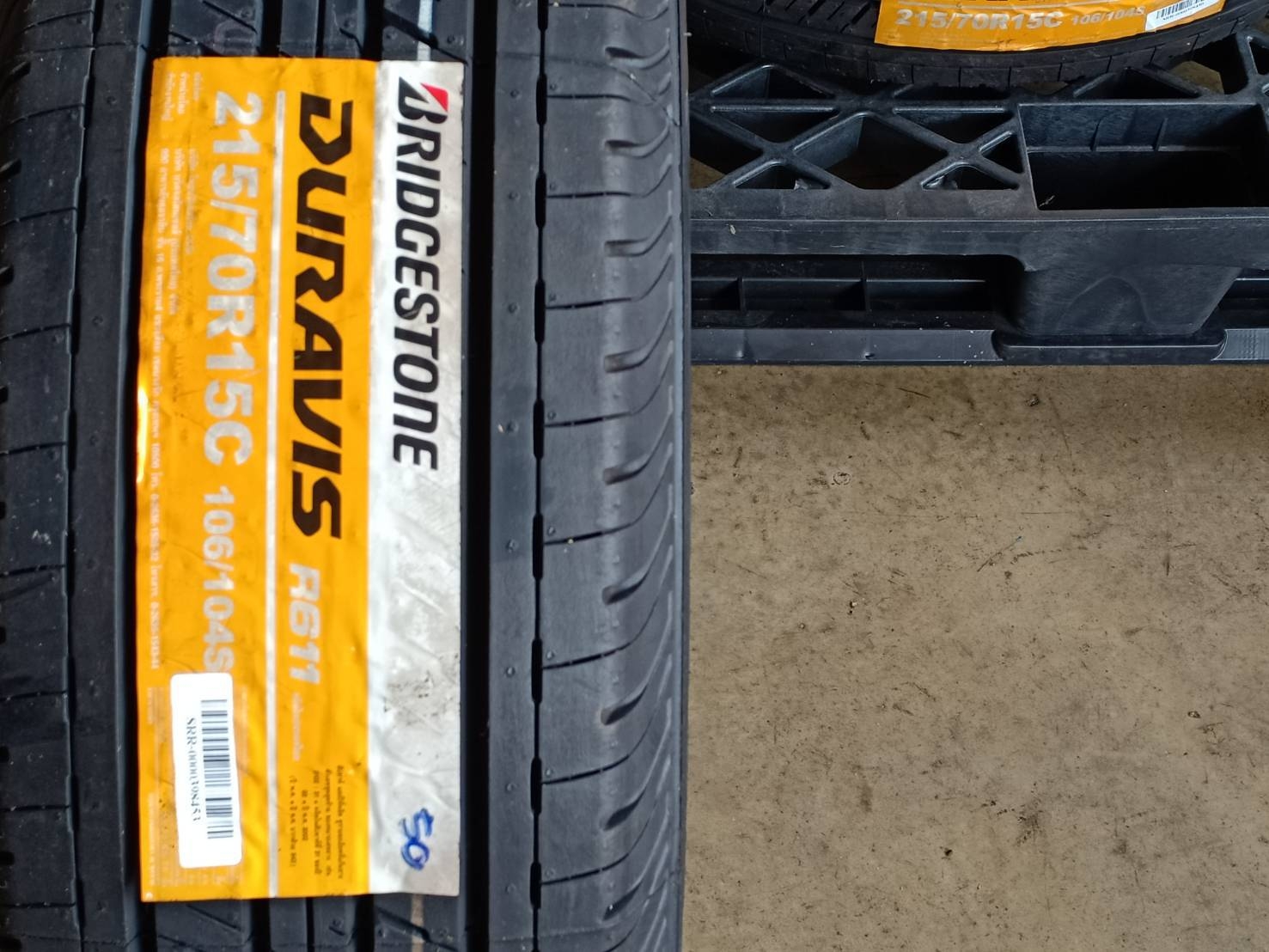 BRIDGESTONE 215/70R15 DURAVIS R611 106/104S MADE IN THAILAND