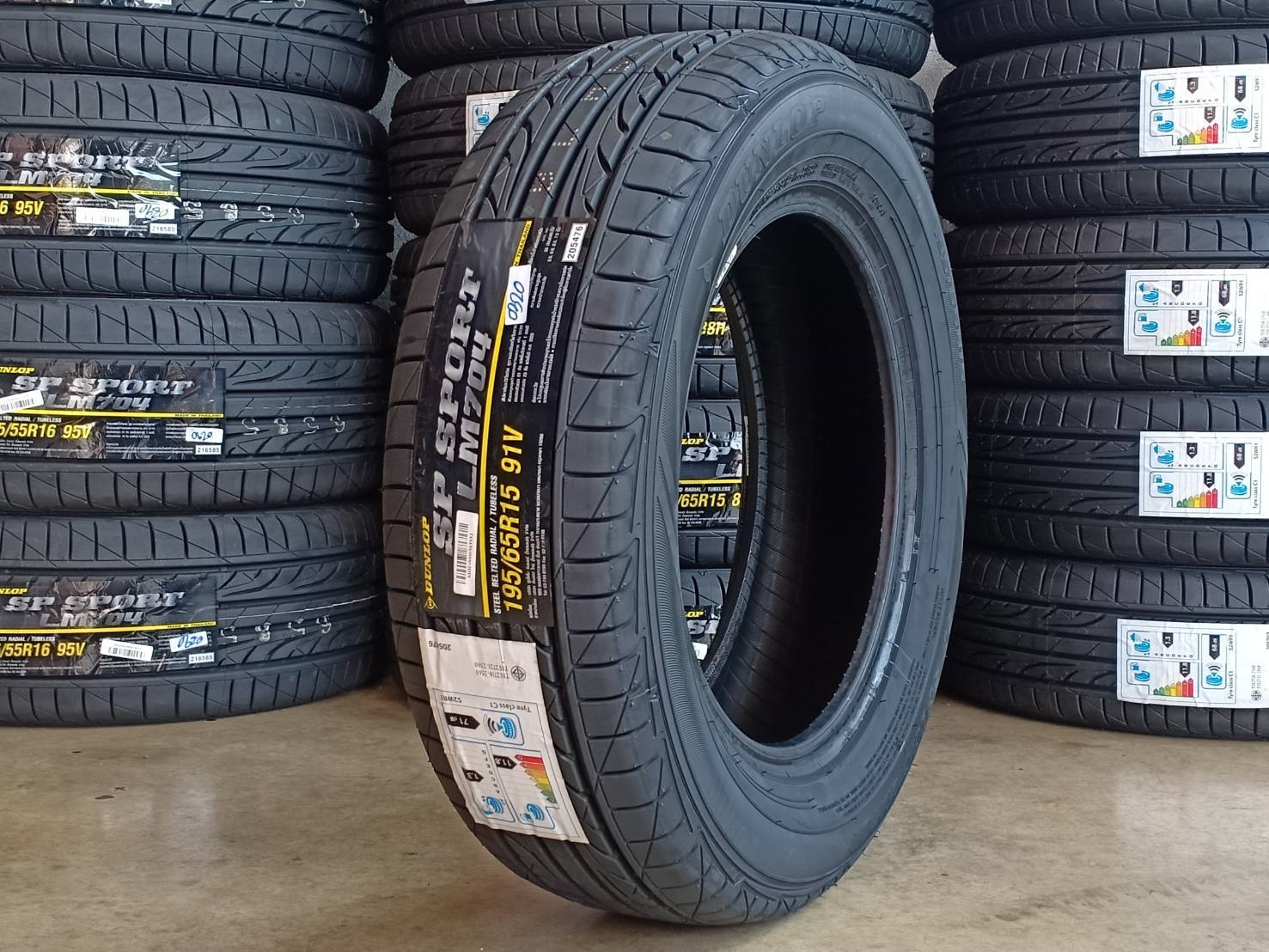 DUNLOP LM704 195/65-15 ราคาพิเศษ ปีใหม่กว่า ราคาถูกกว่าเดิม