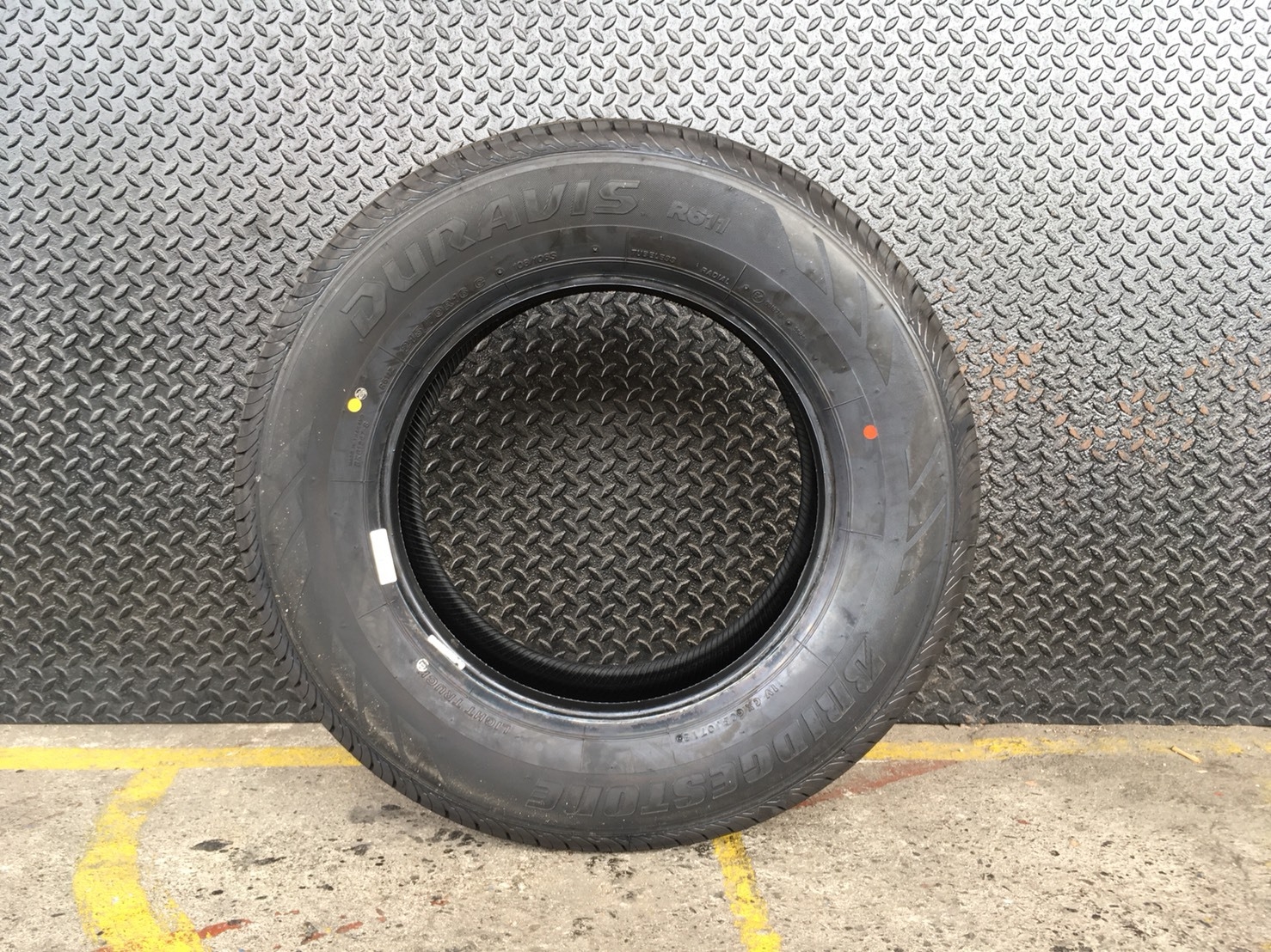 BRIDGESTONE R611 215-70-16 เส้น 4250 บาท ปี18