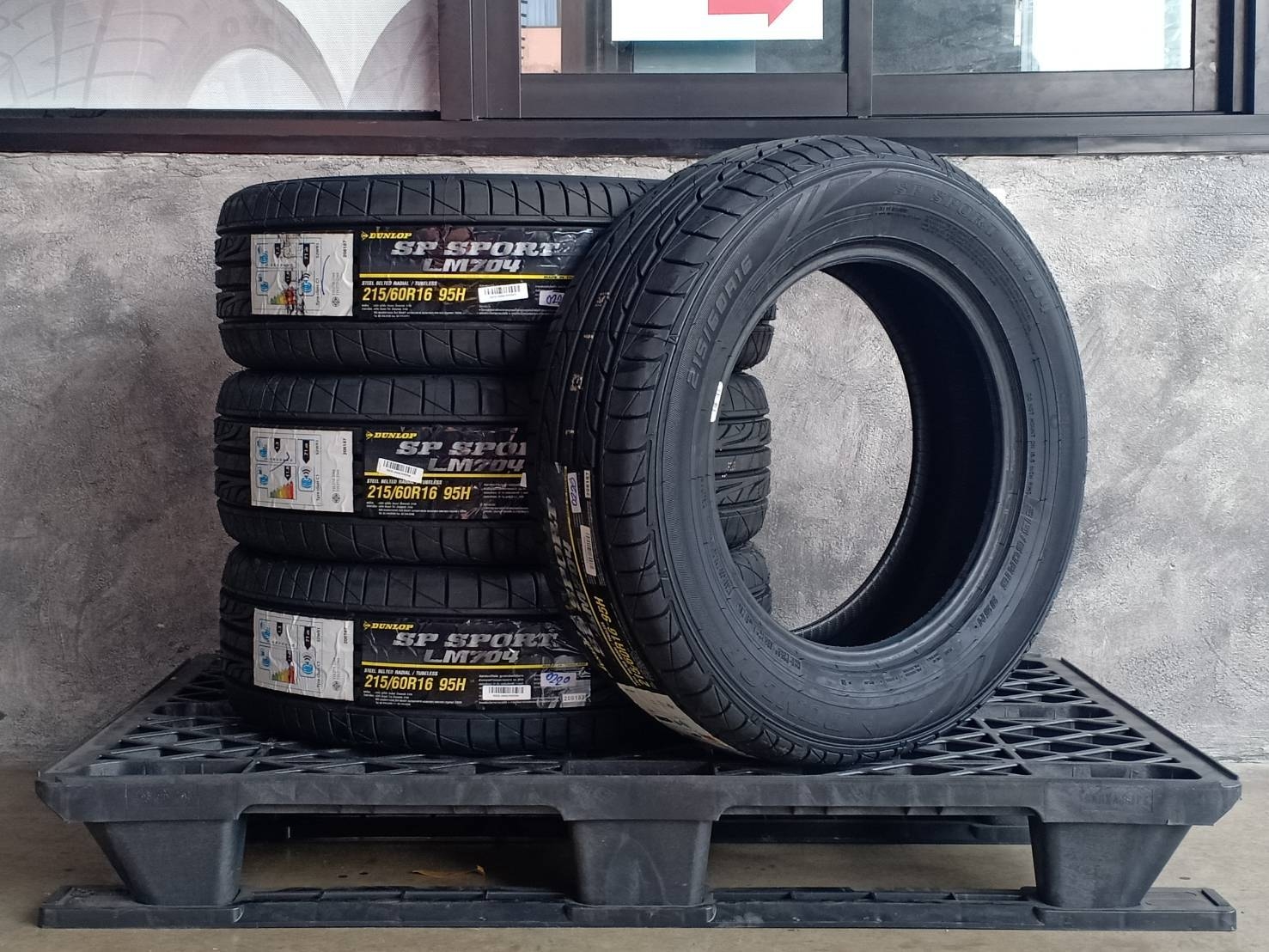 DUNLOP 215/60R16 SP SPORT LM704 95H MADE IN THAILAND