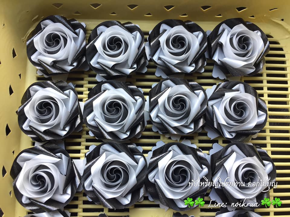 ดอกฟรีเซียสลับสีขาวดำ เหรียญโปรยทาน