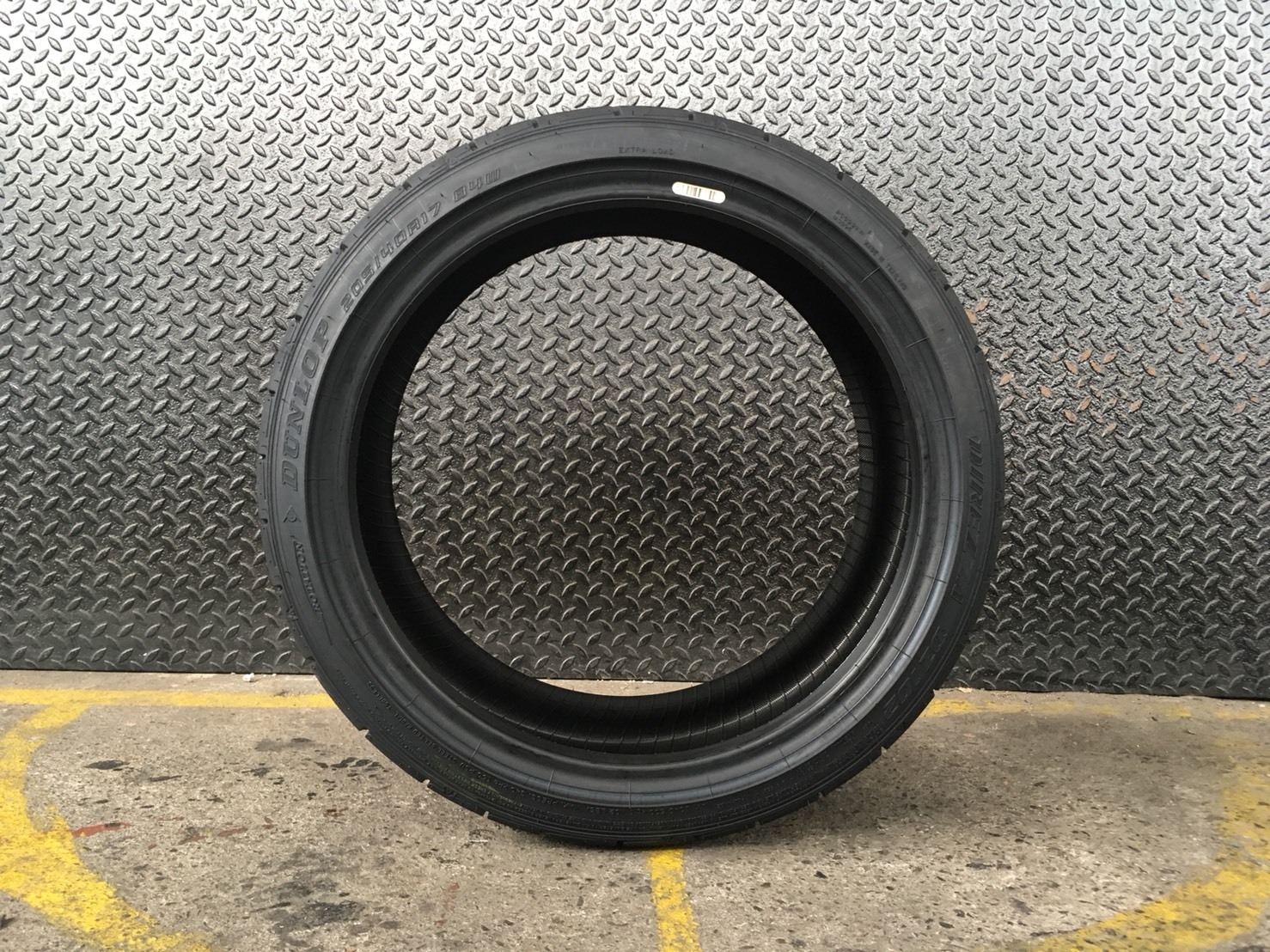 DUNLOP DZ102 205-40-17 เส้นละ 6000 ปี18 ซื้อ2แถม2 จ่าย 12000 ได้ 4 เส้น ปี18