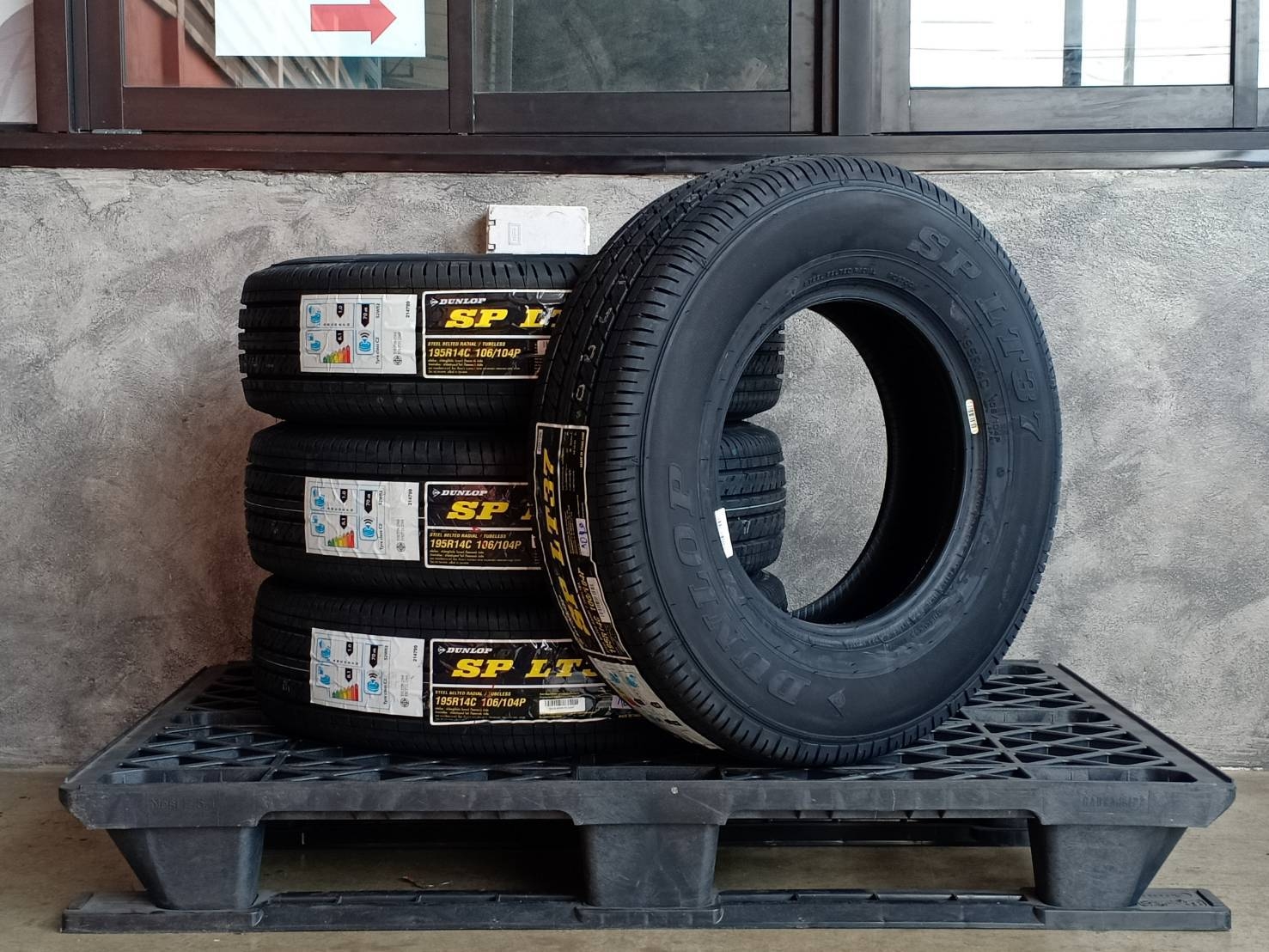 DUNLOP 195R14 SP LT37 ต้องการส่วนลดราคาพิเศษ กรุณาสอบถาม