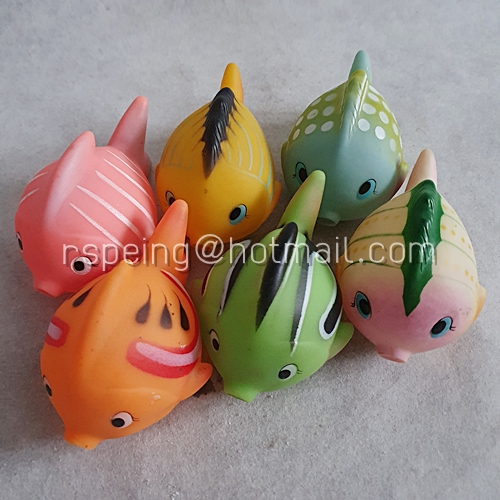 ของเล่นลอยน้ำวินเทจ บีบมีเสียง ฝูงปลายาง 6 ตัว (มี 2 ตัวไม่มีเสียง)