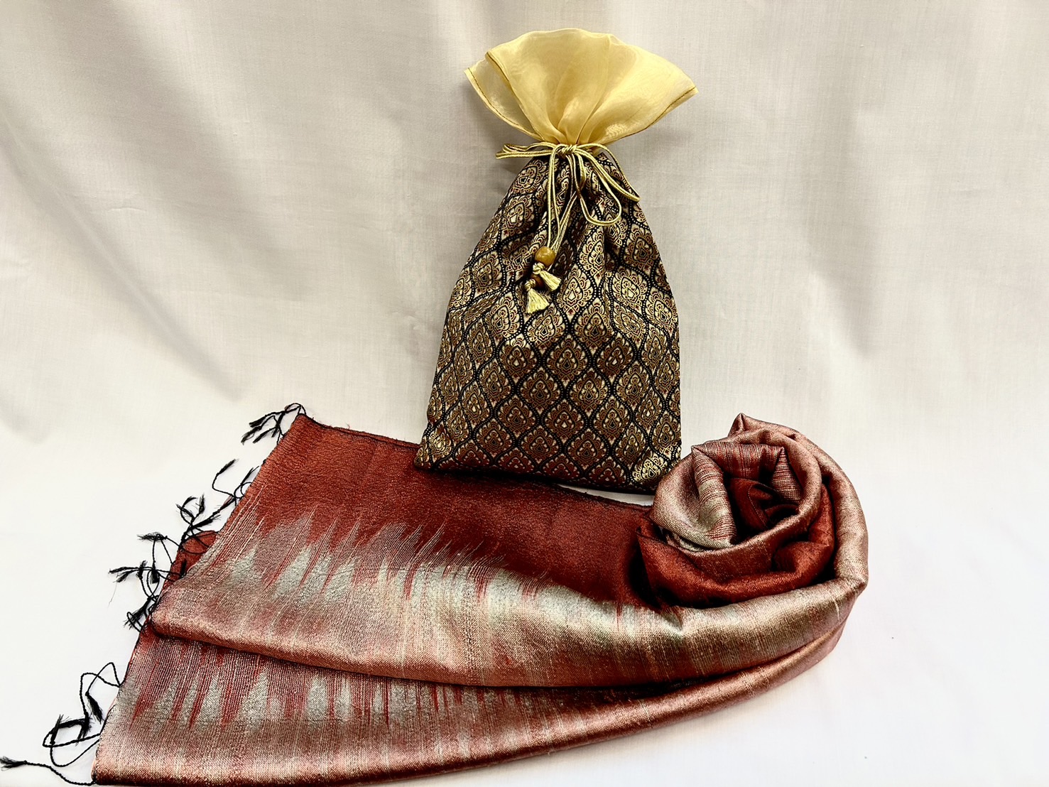 ผ้าคลุมไหล่ไหมแท้ ลายน้ำไหลซิกแซกโมเดิร์นๆ พร้อมถุงผ้าลายไทย