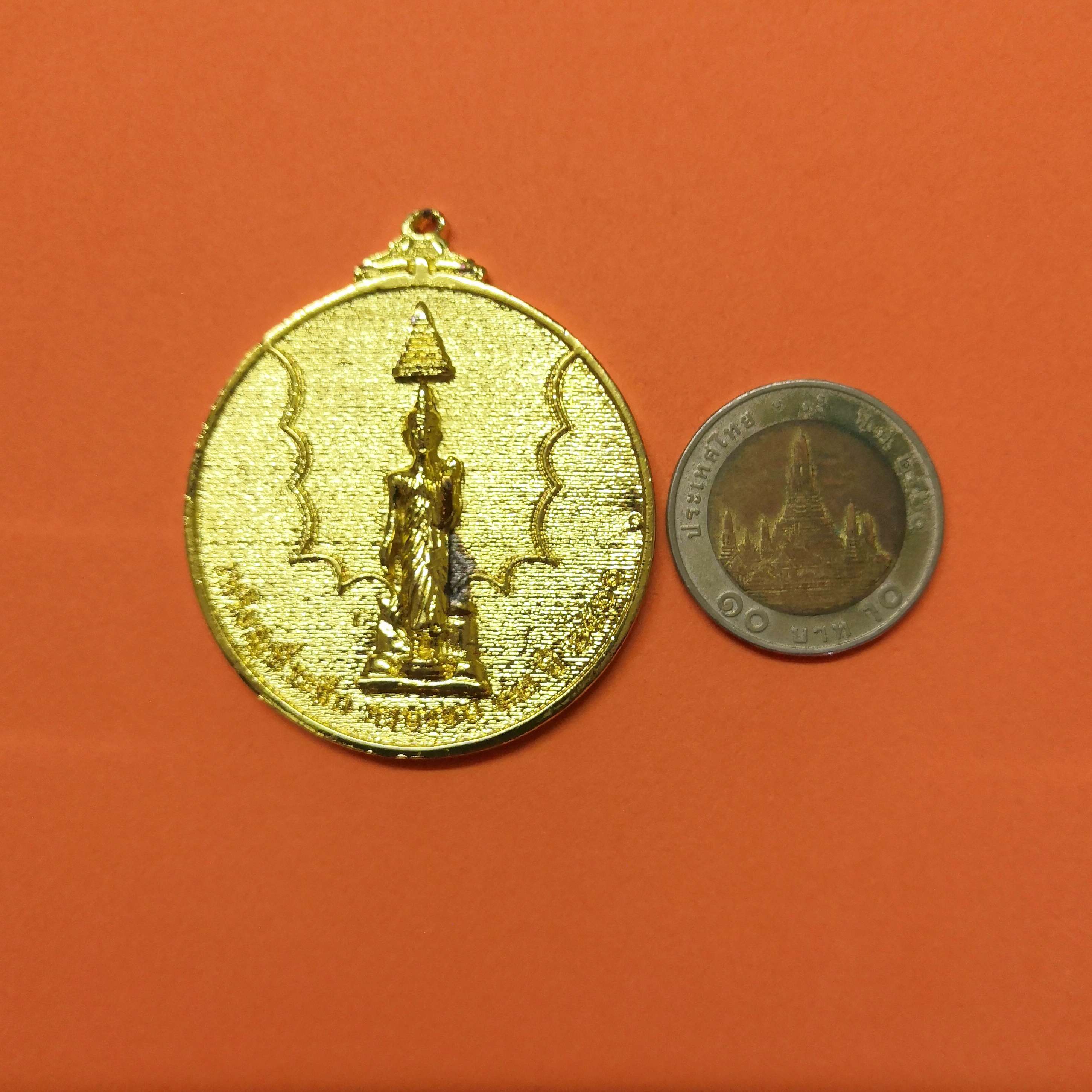 เหรียญ พระพุทธรูปปางลีลา หลัง พระพิรุณทรงนาค ที่ระลึกครบรอบ 37 ปี โรงเรียนสาธิตแห่งมหาวิทยาลัยเกษตรศาสตร์ วิทยาเขตกำแพงแสน ศูนย์วิจัยและพัฒนาการศึกษา พศ 2560 เหรียญชุบทอง ขนาด 4.3 เซน พร้อมกล่องเดิม