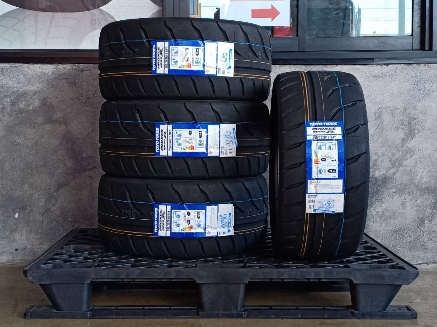 TOYO PROXES R888R 255/35ZR18 ปี20