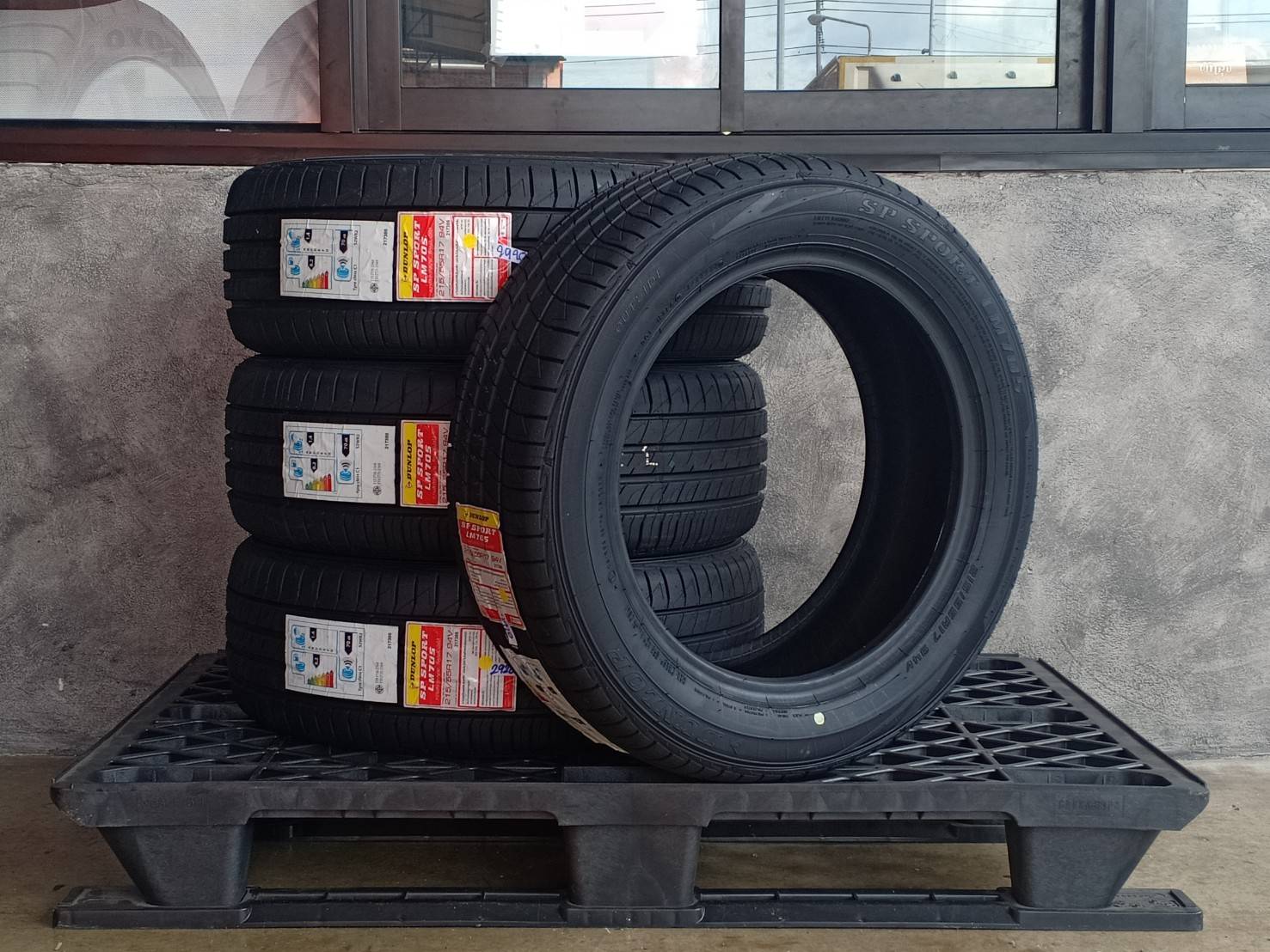 DUNLOP 215/55R17 SP SPORT LM705 94V MADE IN THAILAND