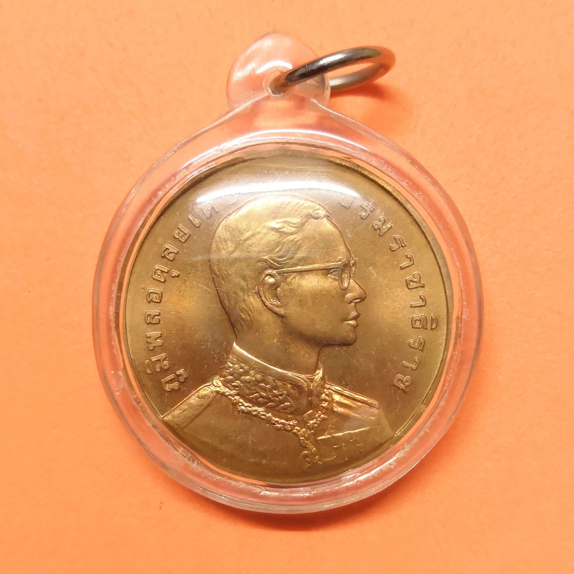 เหรียญ รัชกาลที่ 9 หลัง พระสยามเทวาธิราช จัดสร้างปี 2540 เนื้อทองแดง ขนาด 3 เซน บล็อคกษาปณ์ พร้อมเลี่ยม