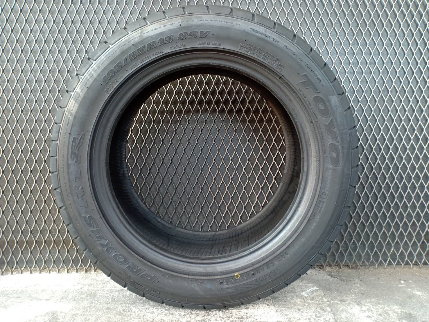 TOYO R1R 195/55-15 ยางใหม่ปี19 ราคาพิเศษ