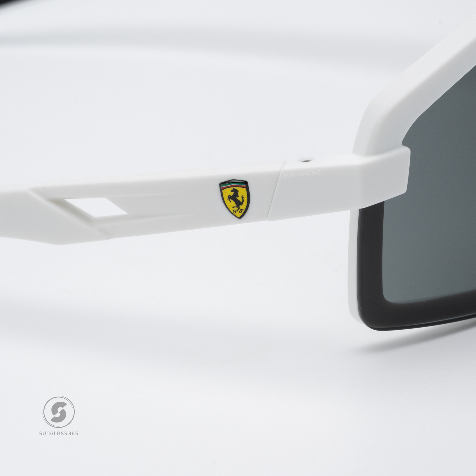 แว่นกันแดด Scuderia Ferrari FZ6010U 515/87