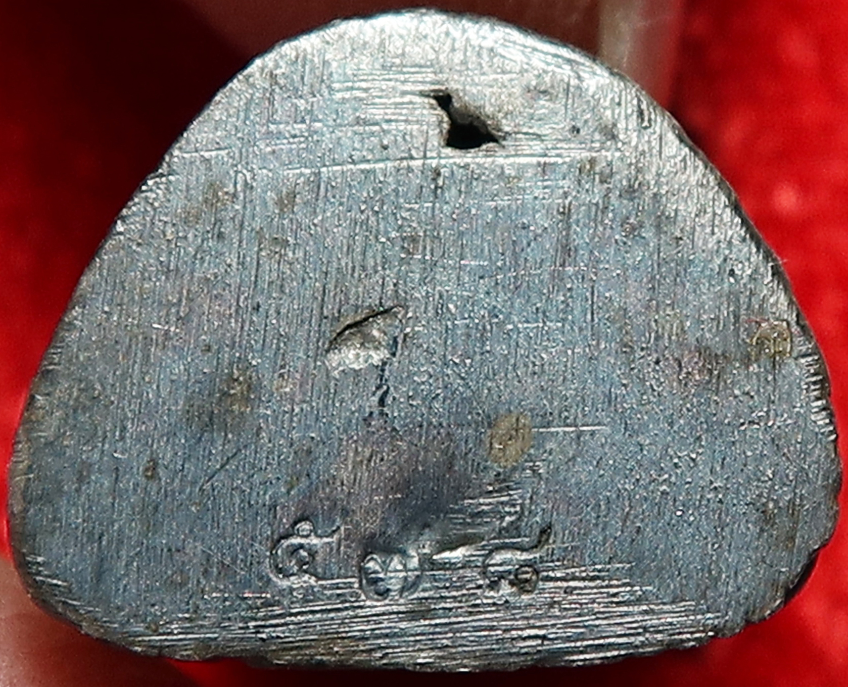 399 รูปหล่อ หลวงปู่ทวด วัดช้างให้ รุ่นจตุรภัทร เนื้อเงิน ตอกโค๊ต ปี 2544