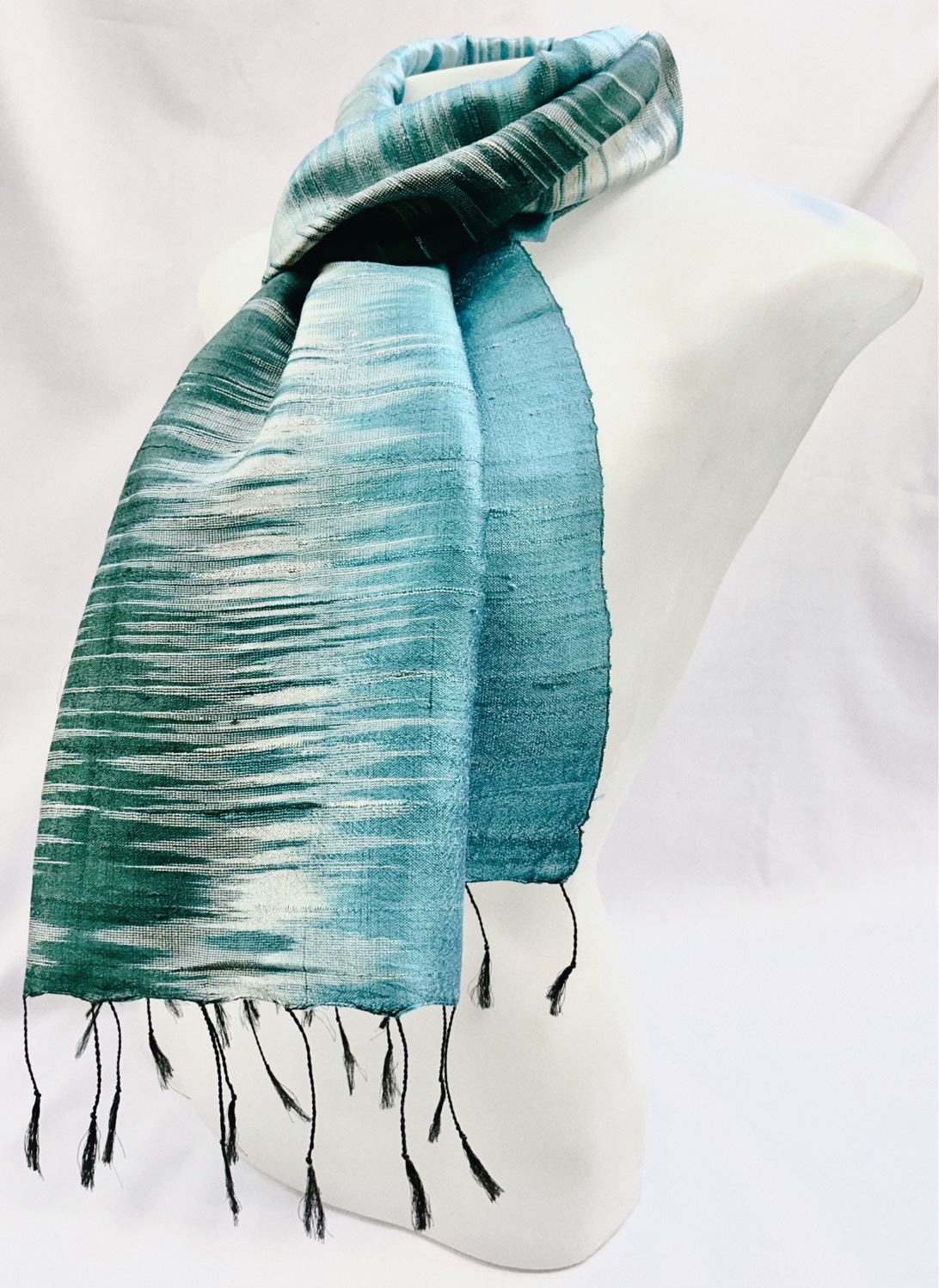 ผ้าคลุมไหล่ไหมมัดหมี่ ลายน้ำไหลซิกแซกแบบโมเดิร์น