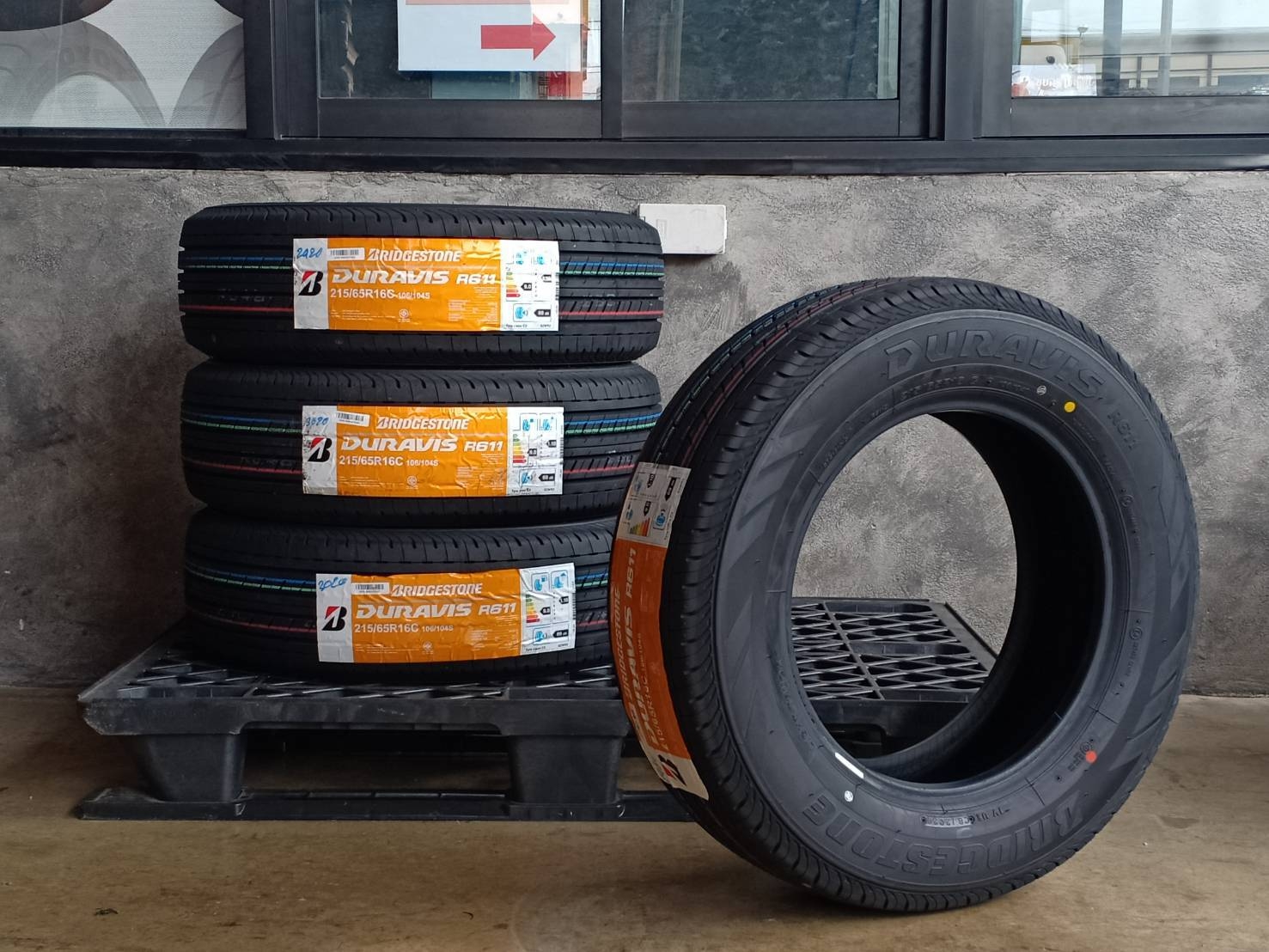 BRIDGESTONE 215/65R16 DURAVIS R611 106/104S MADE IN THAILAND