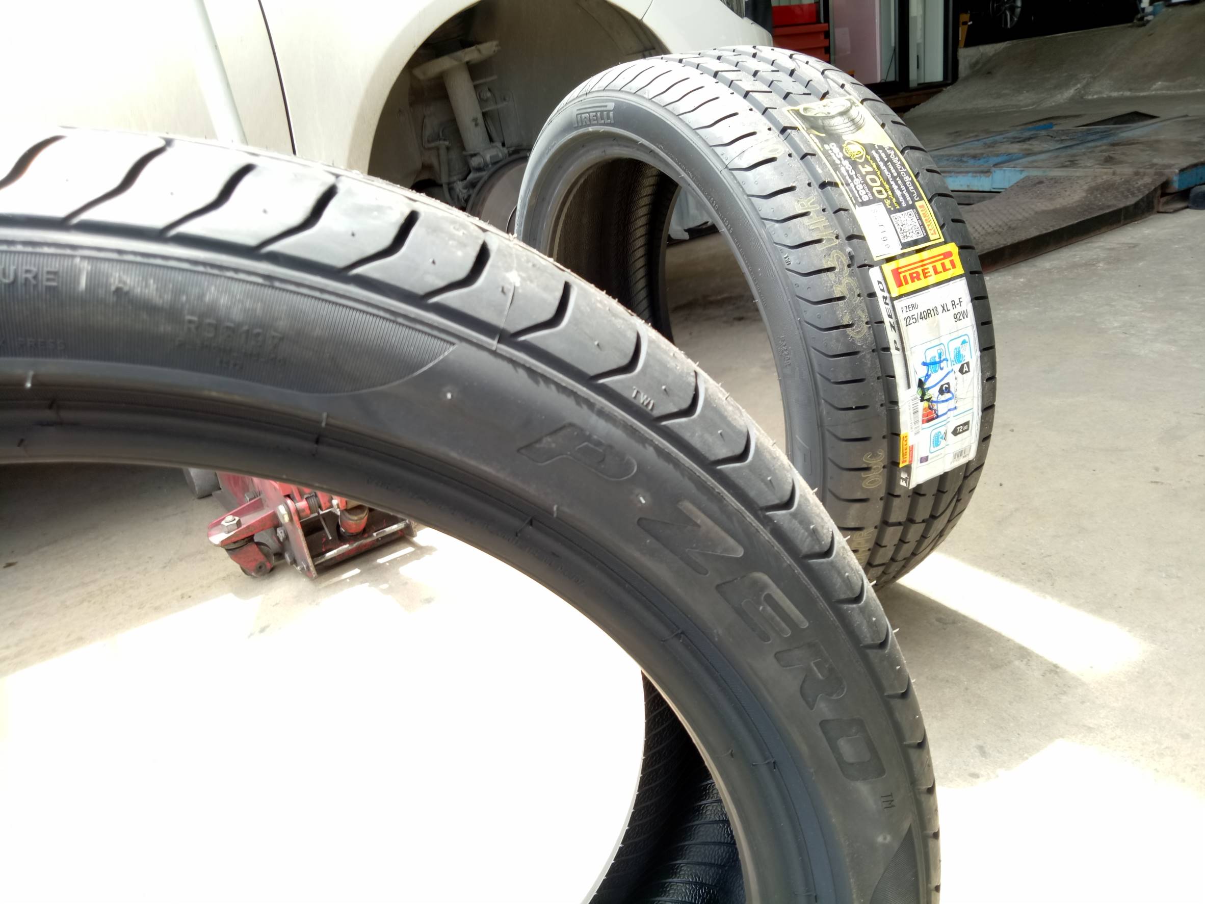 PIRELLI PZERO RFT 225/40-18 เส้น 12000 บาท ปกติ 15500 บาท