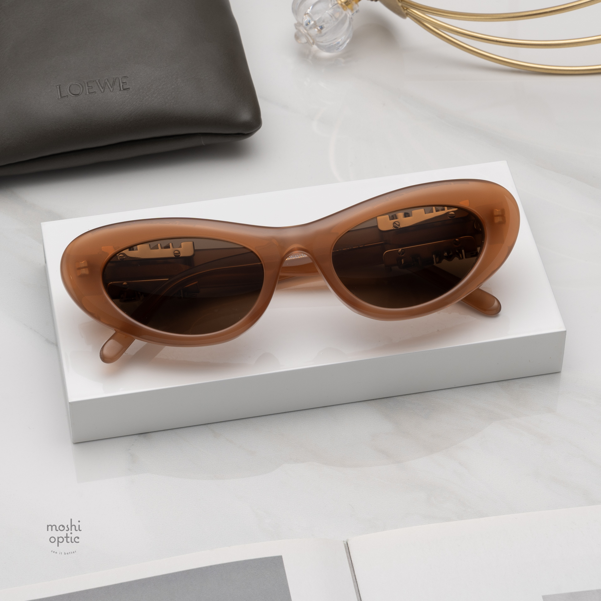 แว่นกันแดด Loewe LW40156U 50E