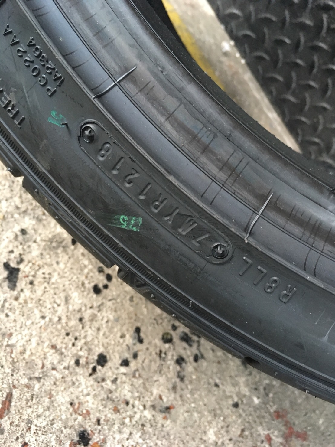 DUNLOP DZ102 235-40-18 เส้นละ 8900 ปี18 ซื้อ2แถม2 จ่าย 17800 ได้ 4เส้น ปี18