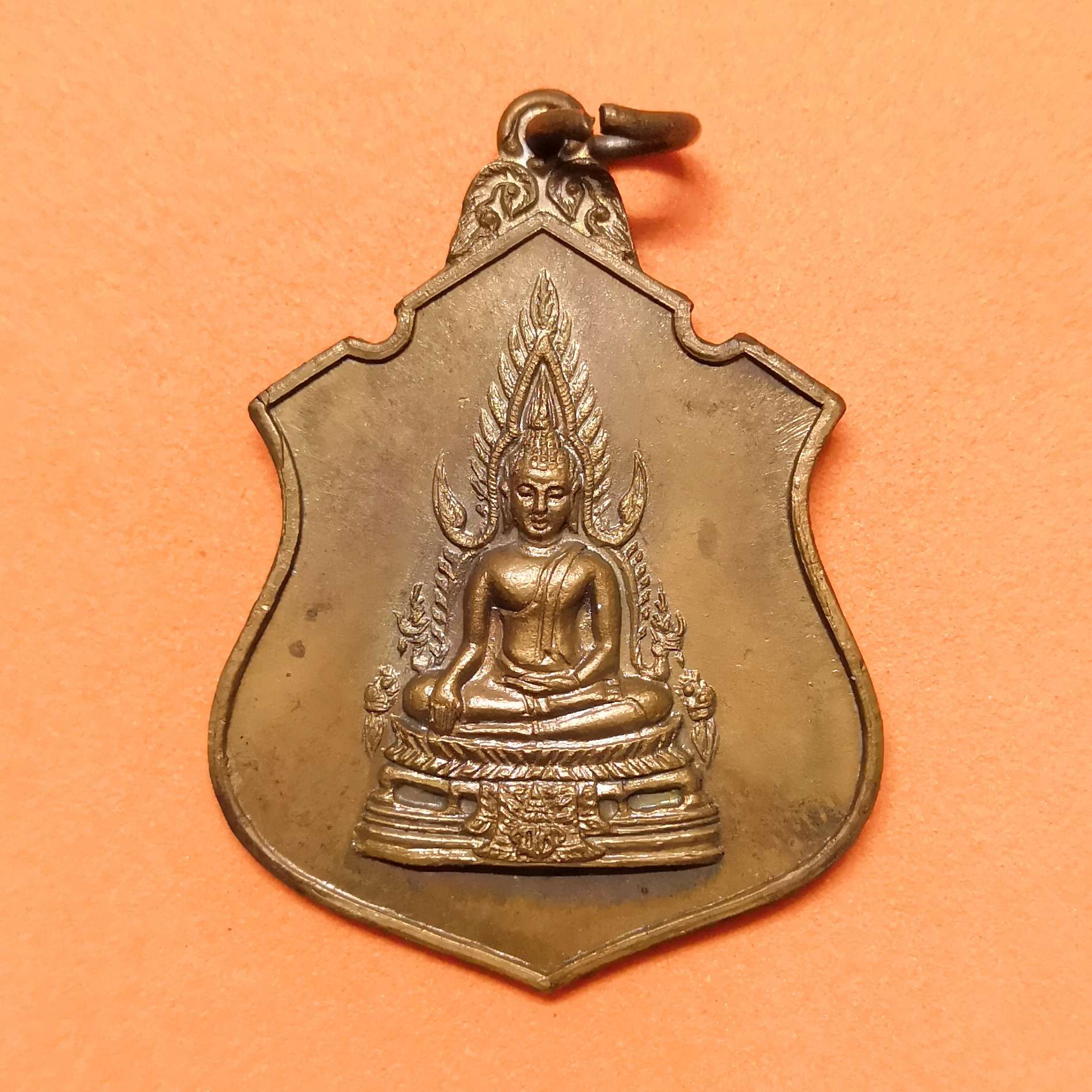 เหรียญ พระพุทธชินราช หลัง มวก วัดเบญจมบพิตรดุสิตวนาราม พศ 2519 เนื้อทองแดง สูง 3.5 เซน พร้อมกล่องเดิม หลวงปู่โต๊ะ วัดประดู่ฉิมพลี หลวงพ่อเนื่อง วัดจุฬามณี หลวงพ่อเส่ง วัดกัลยาฯ หลวงพ่อฑูรย์ วัดโพธินิมิต ร่วมปลุกเสก