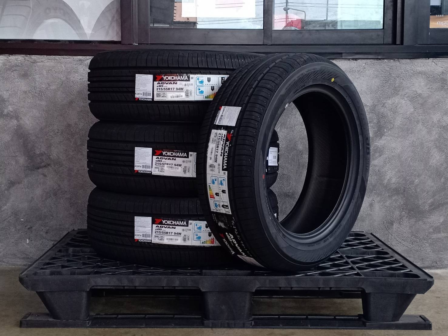 YOKOHAMA 215/55R17 ADVAN dB V552 94W MADE IN JAPAN
