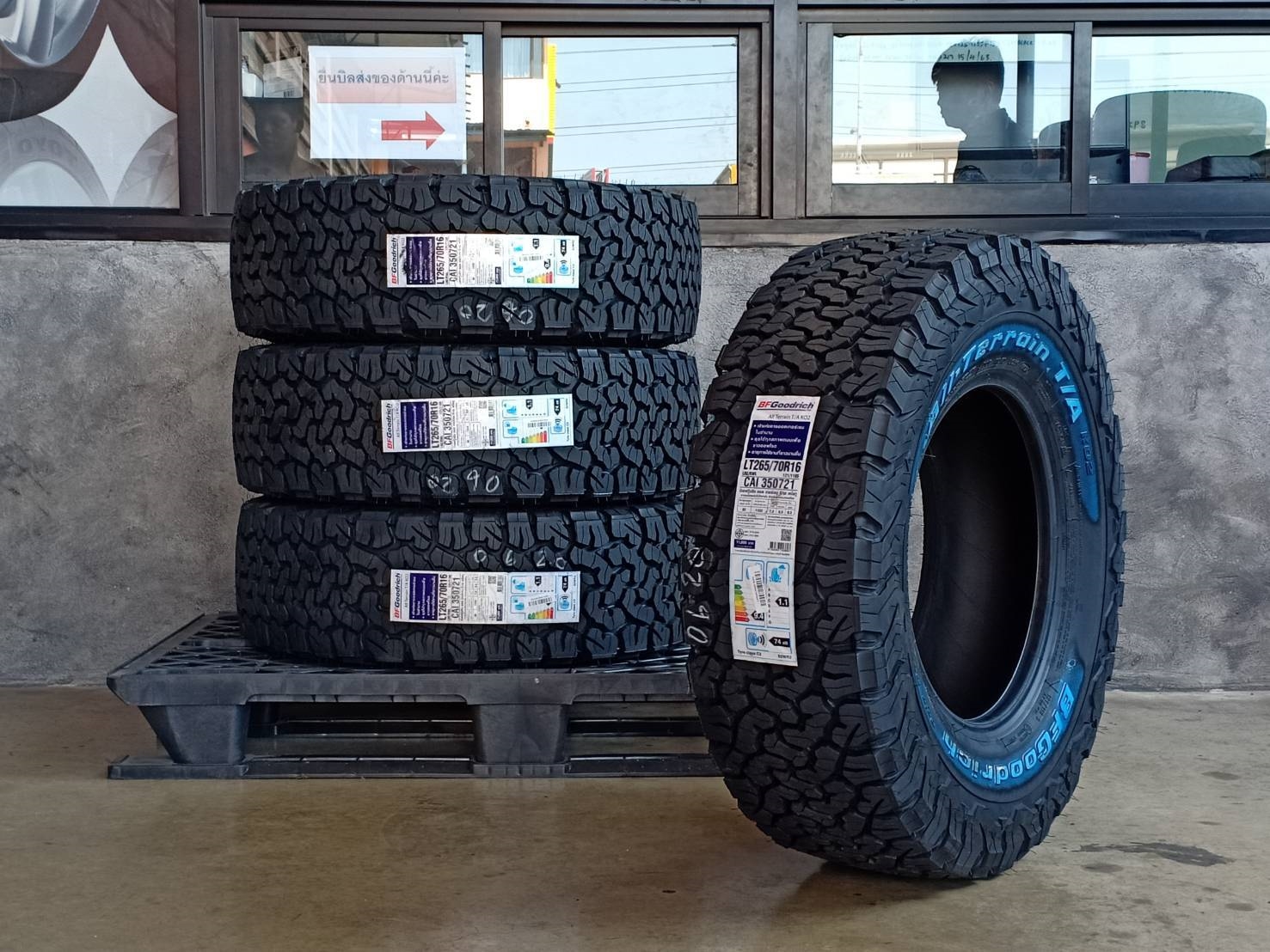 BF-GOODRICH 265/70R16 ALL TERRAIN T/A KO2 121/118S 10PR (ตัวหนังสือขาว) MADE IN THAILAND