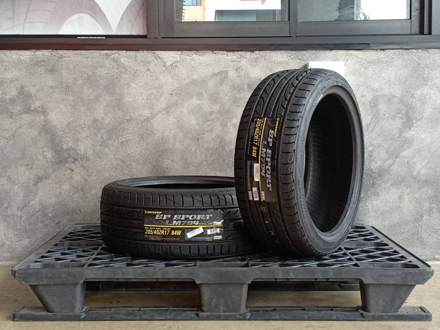 DUNLOP 205/40ZR17 SP SPORT LM704 84W MADE IN THAILAND