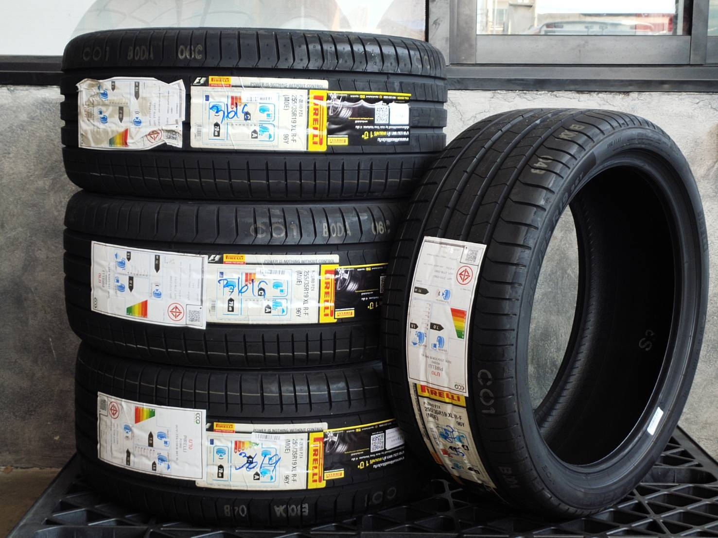 PIRELLI 255/35R19 XL RUNFLAT MOE 96Y PZERO PZ4 ROMANIA