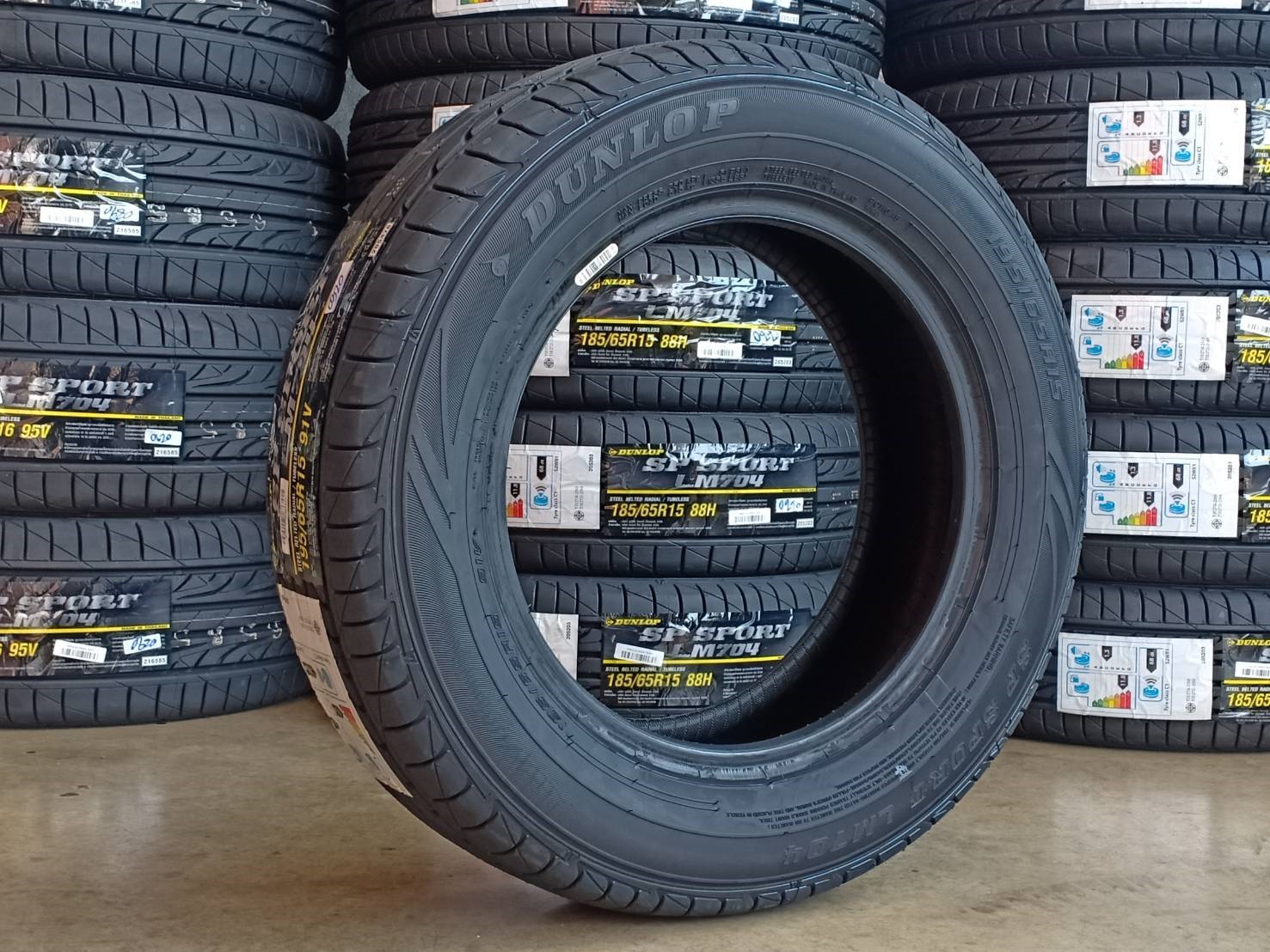 DUNLOP LM704 195/65-15 ราคาพิเศษ ปีใหม่กว่า ราคาถูกกว่าเดิม