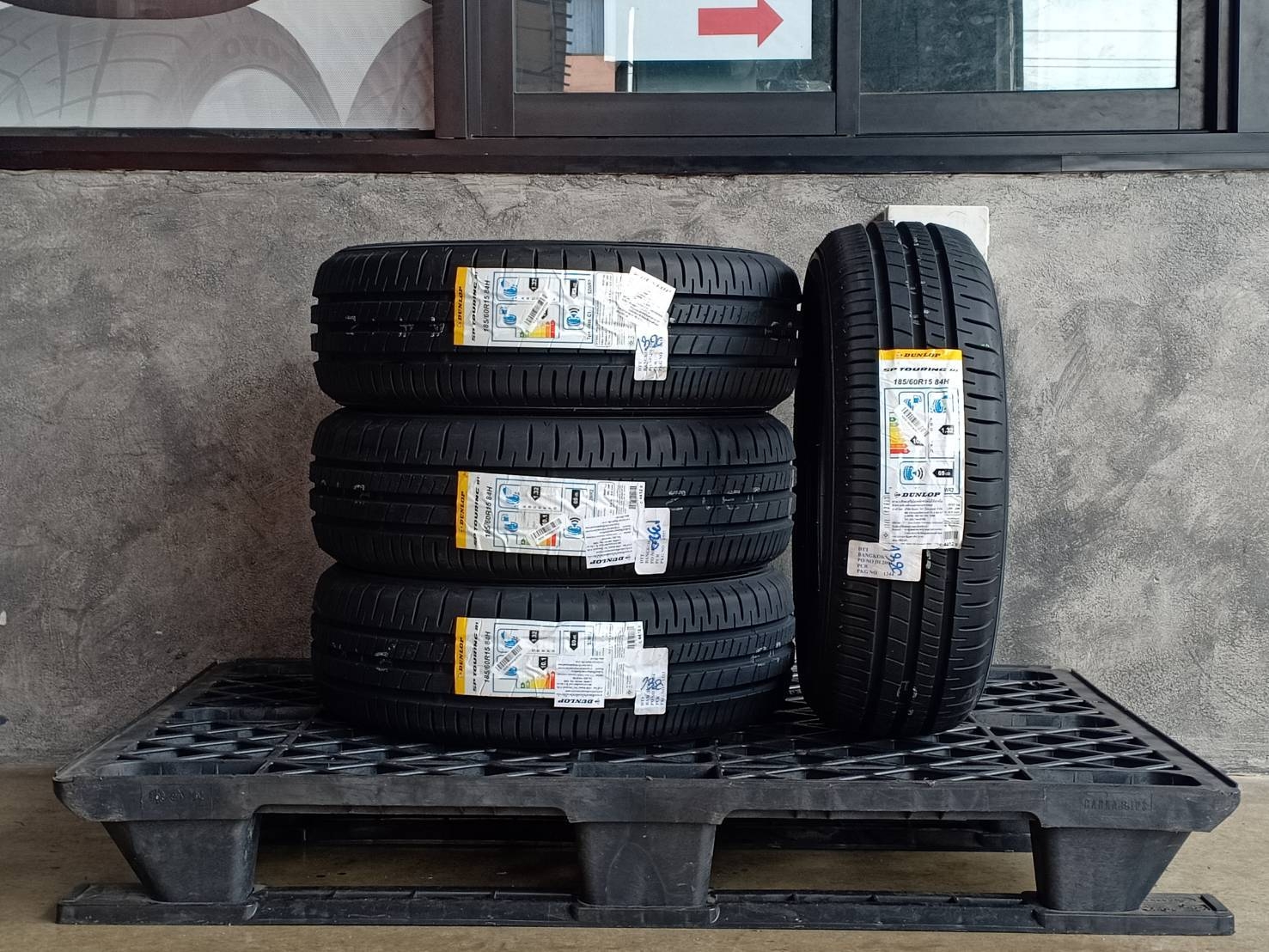 DUNLOP 185/60R15 SP TOURING R1 84H MADE IN INDONESIA