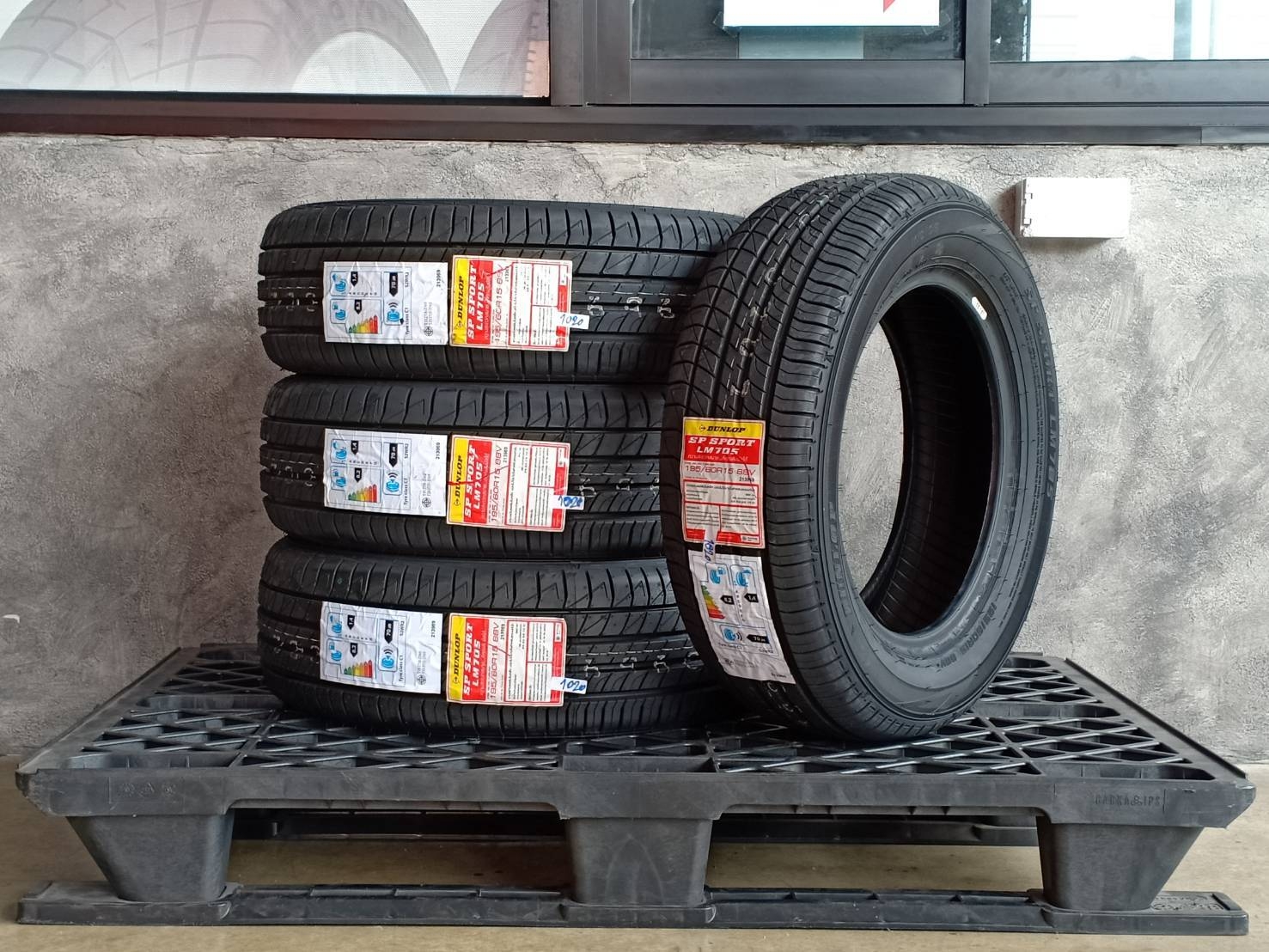 DUNLOP 195/60R15 SP SPORT LM705 88V MADE IN THAILAND