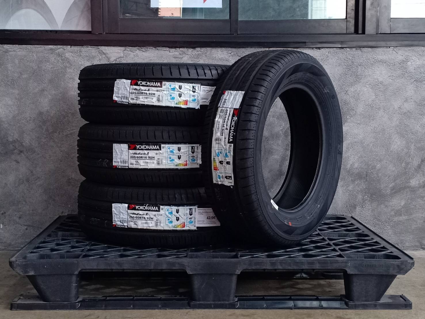 YOKOHAMA BLUEARTH-A AE50 205/60R16 92H JAPAN