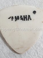 ปิ๊กกีต้าร์รุ่นเก่า YAMAHA สีขาว