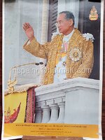 พระบรมฉายาลักษณ์ รัชกาลที่ 9 พระราชพิธีเสด็จออกมหาสมาคม ณ สีหบัญชร พระที่นั่งอนันตสมาคม วันที่ ๙ มิถุนายน ๒๕๔๙