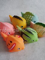 ของเล่นลอยน้ำวินเทจ บีบมีเสียง ฝูงปลายาง 6 ตัว (มี 2 ตัวไม่มีเสียง)