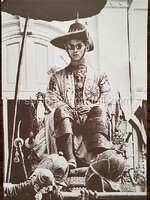 โปสการ์ดพระบรมฉายาลักษณ์ รัชกาลที่ 9 ของมูลนิธิสมเด็จพระพันวัสสาอัยยิกาเจ้า