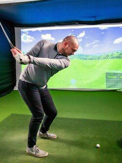 เครื่องจำลองการเล่นกอล์ฟ (Golf Simulator) คืออะไร? เหมาะกับใคร และควรเลือกแบบไหนดี