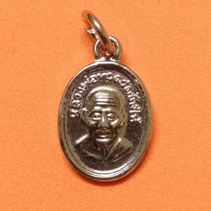 เหรียญเม็ดแตงจิ๋ว หลวงปู่ทวด หลัง พระครูวิสัยโสภณ ทิม พิธีพุทธาภิเษก ณ พระวิหารหลวงปู่ทวด วัดช้างให้ จ.ปัตตานี พศ 2564 เนื้อกะไหล่เงิน สูง 1.1 เซน