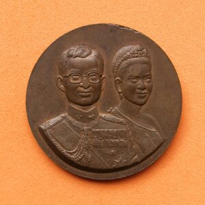 เหรียญ รัชกาลที่ 9 - พระราชินี ที่ระลึก 96 ปี พระตำหนักวังลดาวัลย์ สำนักงานทรัพย์สินส่วนพระมหากษัตริย์ พศ 2547 เนื้อทองแดง ขนาด 3 เซน **ขอบเหรียญมีรอยกระทบ**