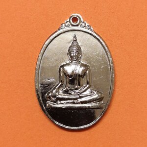 เหรียญพระพุทธ หลัง มวก ที่ระลึกในการเสด็จทรงผูกพัทธสีมา วัดประชาสรรค์ นครสวรรค์ พศ 2520 เนื้อกะไหล่เงิน สูง 3.2 เซน