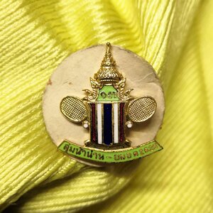 เข็มกลัด การแข่งขันเทนนิส ประเพณี ลุ่มน้ำน่าน-ยม ครั้งที่ 13 ปี 2525 ขนาดสูง 2.6 เซน