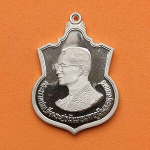 เหรียญเสมา เนื้อเงินขัดเงา ในหลวง รัชกาลที่ 9 ที่ระลึกพระราชพิธีมหามงคลเฉลิมพระชนมพรรษา 80 พรรษา 5 ธันวาคม 2550 จัดสร้างโดยกระทรวงมหาดไทย (ไม่มีกล่องนะครับ)