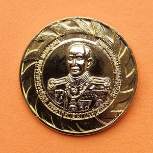 เหรียญ กรมหลวงชุมพรเขตอุดมศักดิ์ หลัง หลวงปู่ศุข วัดปากคลองมะขามเฒ่า จัดสร้างโดยทัพเรือภาคที่ 1 ปี 2554 ที่ระลึกสร้างพระตำหนักกรมหลวงชุมพรฯ เกาะช้าง จังหวัดตราด เนื้อกะไหล่ทอง ขนาด 3 เซน