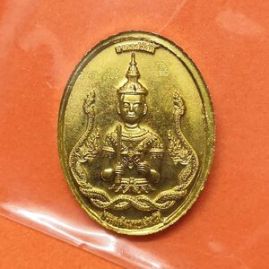 เหรียญพิมพ์เล็ก สูง 2 เซน พระเศรษฐี พระคลังมหาสมบัติ หลัง พระเศรษฐีนวโกฎิ รุ่นมงคลสวัสดิ์ วัดมงคลสวัสดิ์ ชลบุรี มหามงคลที่ระลึกประจําปี 2565 โดยอาจารย์ ลักษณ์ เรขานิเทศ สถาบันพยากรณ์ศาสตร์ เนื้อกะไหล่ทอง พร้อมกล่องเดิม