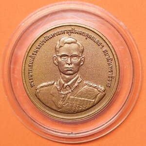 เหรียญ รัชกาลที่ 9 ด้านหลัง เรือพระที่นั่งนารายณ์ทรงสุบรรณ รัชกาลที่ 9 กองทัพเรือสร้างน้อมเกล้าถวายฯ ปีกาญจนาภิเษก 9 มิถุนายน 2539 เนื้อทองแดงรมดำพ่นทราย ขนาด 3 เซน