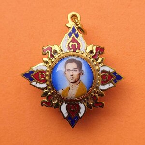 เข็มกลัด ในหลวง รัชกาลที่ 9 หลังลายเซ็น เนื้อกะไหล่ทองลงยา สูง 3 เซน พร้อมกล่องเดิม