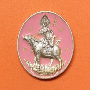 เหรียญ พระอังคาร เทพยดาประจำวันเกิด วัดไผ่ล้อม จ.นครปฐม ปี 2555 เนื้อโลหะลงยาสีชมพู ตอกโค้ดและเลขด้านหลัง ขนาดสูง 3 เซน