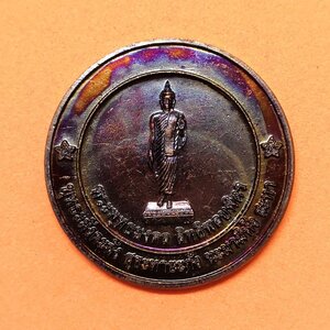 เหรียญ พระพุทธมงคล สิทธิพลบพิตร ที่ระลึกในการสร้างพระพุทธรูปประจำหน่วย กองพันทหารปืนใหญ่ ที่ 21 รักษาพระองค์ พศ 2552 เนื้อทองแดง ขนาด 2.7 เซน พร้อมกล่องเดิม