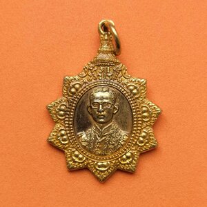 เหรียญ 5 ธันวามหาราช ครั้งที่ 8 พ.ศ.2527 โดยมูลนิธิ 5 ธันวามหาราช เนื้อกะไหล่ทอง สูง 3.5 เซน