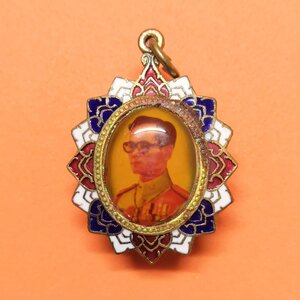 เข็มกลัดลงยา เฉลิมพระเกียรติ รัชกาลที่ 9 ออกโดยจตุรเสนาสมาคม ขนาดสูง 3 เซน พร้อมกล่องเดิม